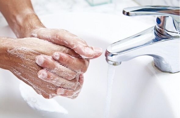Pred pripravo brezglutenske hrane za svojega otroka si umijte roke. 